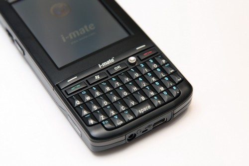 Ultimate 8502 設有 qwerty 鍵盤，打 SMS 最為方便！