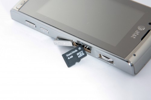 支援 microSD 及 microSDHC 記憶卡，而且卡槽置於機身右側，換卡方便。
