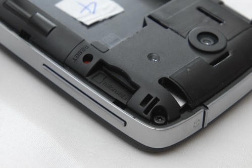 MicroSD 介面採用隱藏式設計，要拆蓋才能安裝或取出。