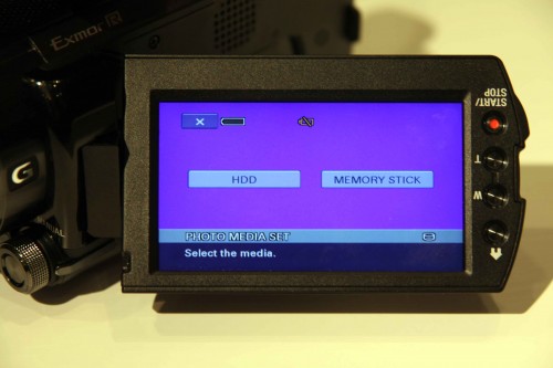 XR 系列支援 Hybrid 存儲技術，在內建硬碟的同時，亦設有 Memory Stick PRO Duo 記憶卡槽，令用家存儲影片或靜態影像更靈活。