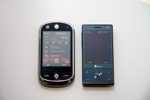 機身大細與同樣採用 2.8 吋屏幕，亦同樣主打可用手指操控手機的 HTC Touch Diamond 相若。