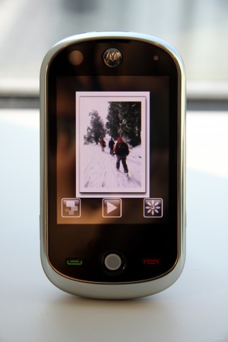 相片瀏覽軟件下方有三個按鍵，左至右分別為「重回時光隧道」、「自動 slideshow 播放相片」及「相片修改大師」介面。