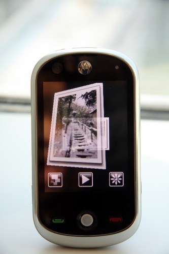 使用手指左撥、右撥便可瀏覽上一張或下一張相片，而且轉換速度可媲美 iPhone 般快。