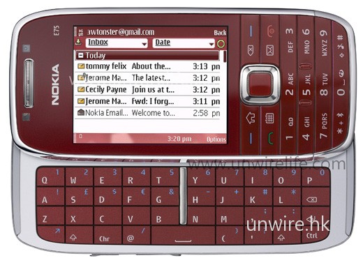 qwerty 鍵盤採用側滑式設計，撰寫短訊或電郵十分方便。