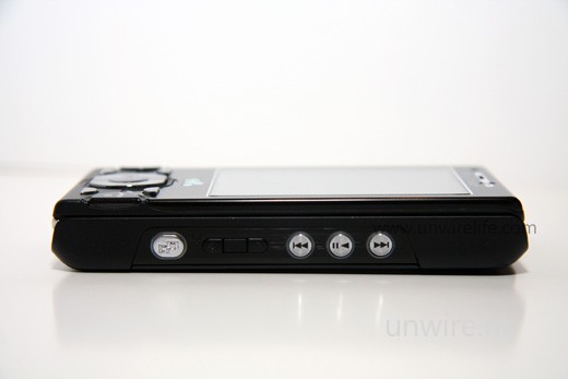 W995 與其他 Walkman 系列手機一樣，機身右側設有多個多媒體播放操控按鍵。