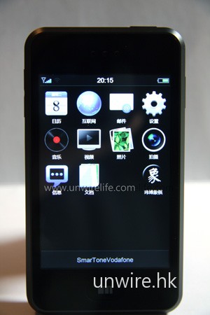 主介面同樣是採用 GUI 圖像設計，與 iPhone 3G 十分相似。