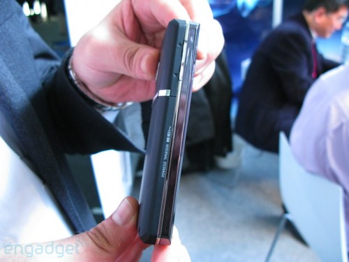 內建 4GB 存儲，設計與 HTC Touch Diamond 甚相似，不過此機卻感覺更厚一點。