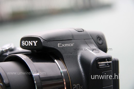 Sony 將本來只應用於 Handycam 的 Exmor CMOS 影像感測器，植入全新的 HX1 內，令影像運算更快，有效加快連拍速度。