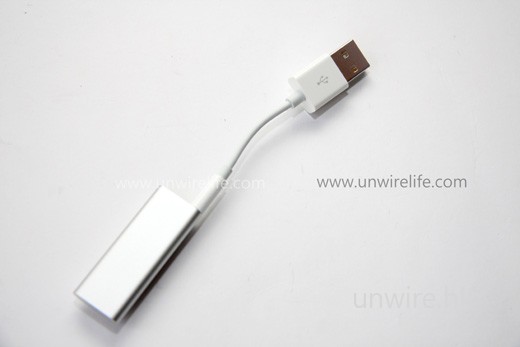 充電或過歌全靠這條 3.5mm 轉 USB 接駁線。如嫌太短，用家則需另花錢購買接駁線，線長 1 米左右，承惠 150 大元！