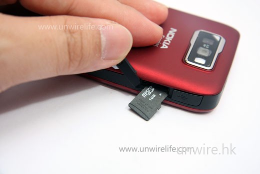 與其他 Nokia 手機一樣，也是採用 microSDHC 記憶卡作擴充存儲。