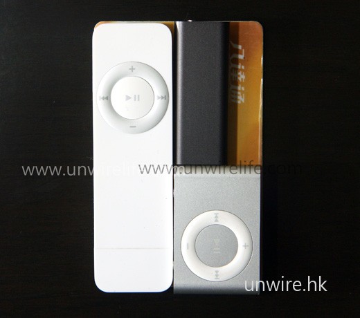 話雖如此，不過 iPod Shuffle 始終也是十分細小，「三代同堂」一齊放在八達通上，也還有空位哩！