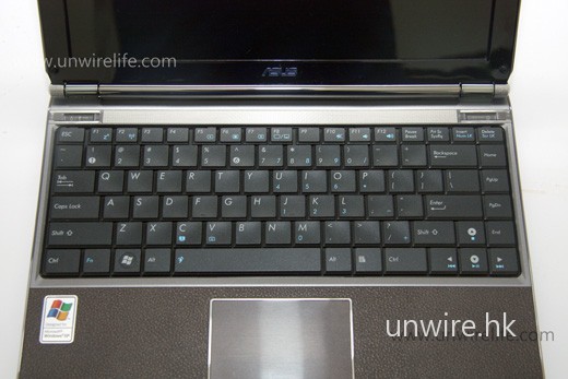 鍵盤按鍵排列與一般手提電腦有異，適應需時。