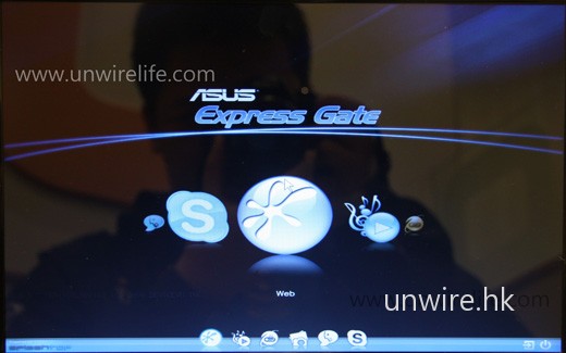 內建《Express Gate》軟件，令用家無須進入《Windows》視窗亦可作簡單應用，進一步減省耗電量，亦能體驗數秒快速開機使用。