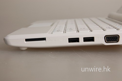 右方提供了兩個案 USB 介面，同時安裝滑鼠、USB Flash Disk 等更方便。