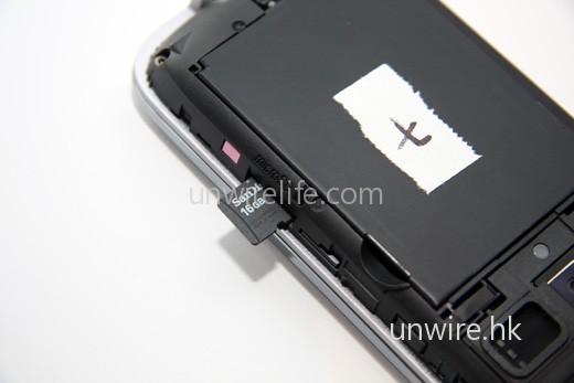 microSD 擴充記憶卡槽設於機身左側，但需要揭開電池蓋才可看到。