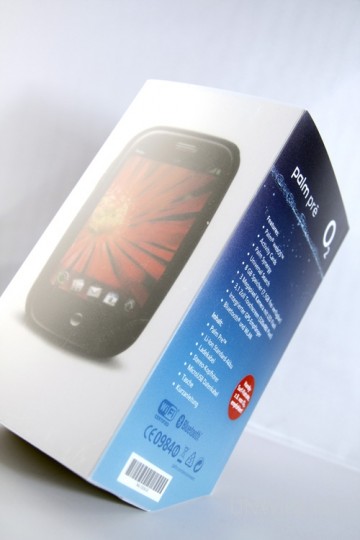 正面則印有 Palm Pre 的正面照，活像一個擁有透視功能的包裝盒呢！果然由蘋果轉投 Palm 的包裝設計總監 Jeff Zwerner，有能力為 Palm 手機的包裝改頭換面，令用家耳目一新呢！