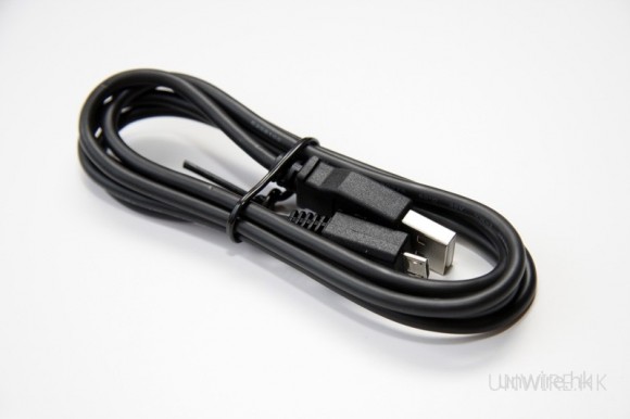 手機必然擁有的配件：USB 接駁線。同樣地此機也是採用 micro-USB 端子。