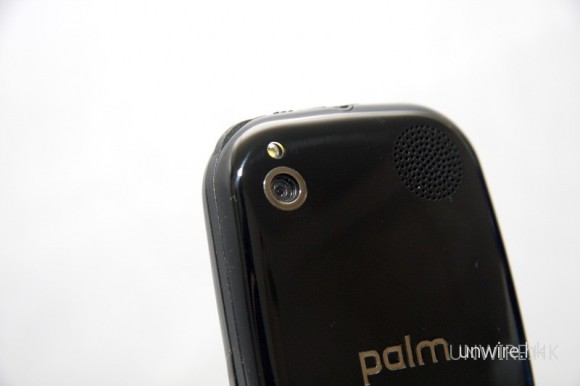 配備 320 萬像素只可拍照不能拍片的鏡頭，可說是 Palm Pre 硬件上的另一敗筆。幸好它設有小小的 LED 補光燈，令在室內或晚上於室外拍攝時，可以拍攝出更清晰的相片，算是稍作彌補不足吧。