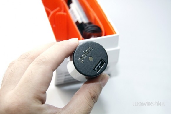 登登登登，palm pre 專屬插頭登場了！上方有一個 USB 插槽，可見要使用火牛為 palm pre 充電，USB 接駁線還是用得著的。