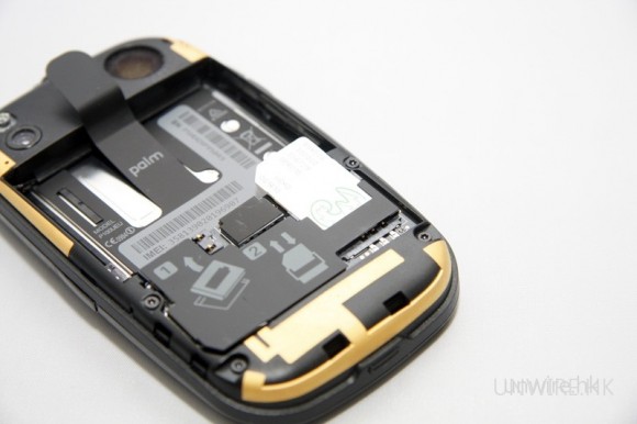 一打開該按鈕，便可揭起電池蓋（千萬不要粗暴揭起，否則電池蓋「旬」位很容易折斷的），圖中便是插入 SIM 卡的位置。