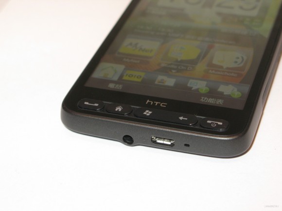 機底設有 3.5mm 耳機埠和 HTC ExtUSB 埠。