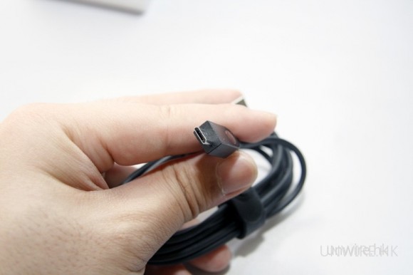 採用近來十分流行的端子－micro-USB。