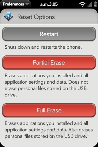 在 Device Info 中設有 Reset 重設功能，如點選「Full Erase」便可將手機回復至原廠設定，以及將內置的 8GB 存儲內的檔案全部刪除；相反如果不想刪除內存中的檔案，只想將手機回復至原廠設定，則可點選「Partial Erase」。