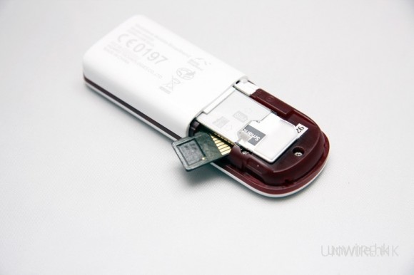 與上代相同，仍然設有 microSD 卡插槽，方便用家一「指」兩用，除可當作隨身寬頻外，更可用作 USB Thumbdrive。
