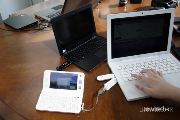 網友試玩實況四：但可以肯定的是，兩人也出動自家「傢生」出席，左方是 Philip 的 UMPC，而右方便是 Ricco 的 MacBook。
