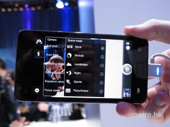MWC: 比 iPhone 4 更薄更輕！Samsung Galaxy S II 現場實測