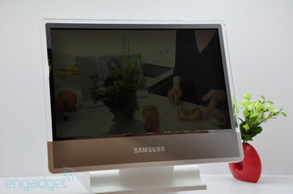 Samsung 展出22吋透明電視BLU LCD TV