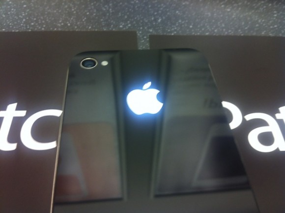中秋節 ? 來個發光 iPhone 4 蘋果 logo 吧!