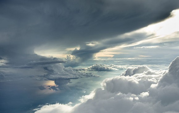 為拍雲彩 20,000 尺高空開飛機門