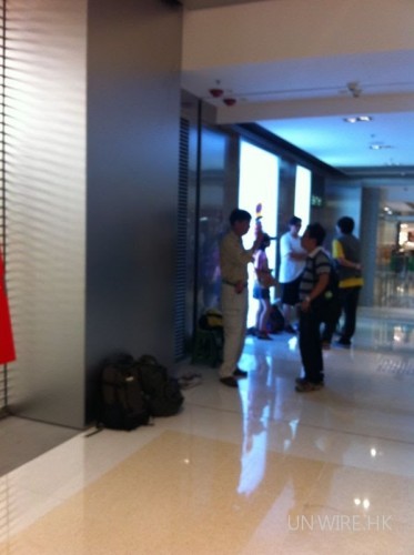 冷氣開放! 香港 Apple Store 已開始有人排隊