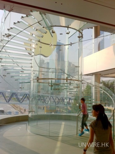 香港 Apple Store 內部有得睇！玻璃圓柱可合照