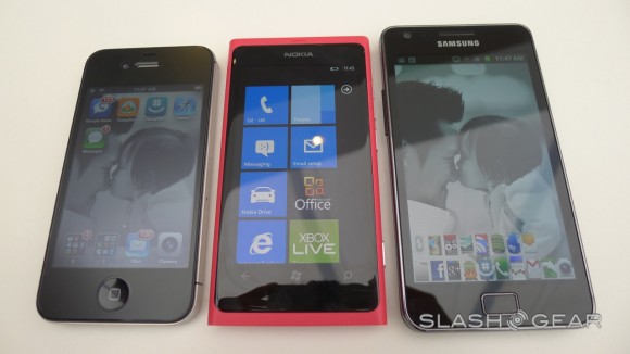 鬥快影片: Nokia Lumia 800 vs iPhone 4S vs Galaxy SII