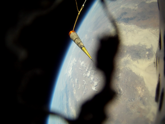 影像衝擊! 自製火箭 80 秒升上 23 哩地球頂