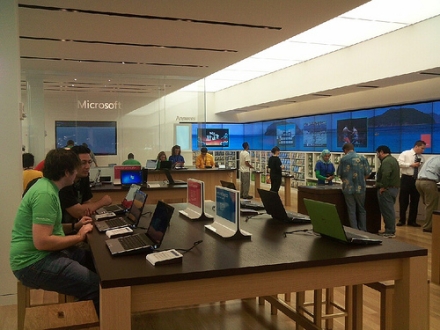 Steve Ballmer: 在Apple Store旁開設Microsoft Store就是要打敗他們