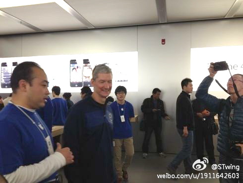 Apple 新教主 Tim Cook 突現身北京 Apple Store