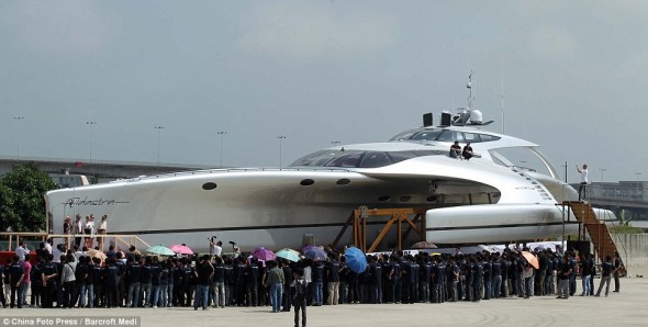生活態度！香港商人 2 億建造戰機型豪華遊艇