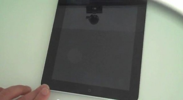 型人戴黑超玩 iPad 畫面黑晒