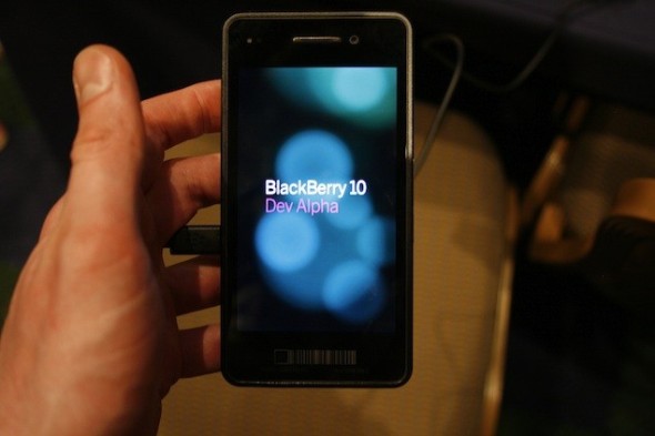 手機版 Playbook 現身美國 – BlackBerry 10 Dev Alpha 原型機