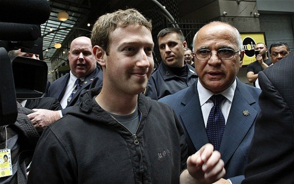 Facebook CEO 著衛衣開會被金融界指不成熟