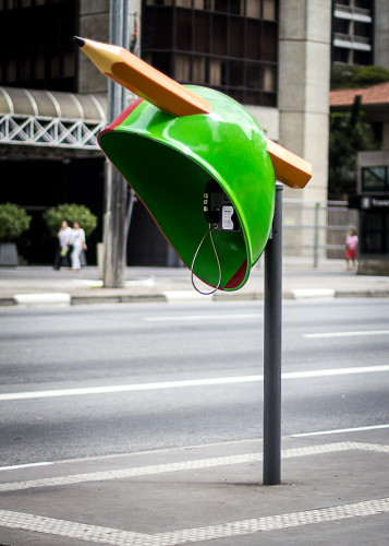 在頭盔內打電話？巴西的街頭藝術進駐電話亭！