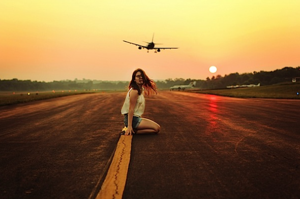 年輕攝影師的熱誠，捕捉跑道上日出、女孩和飛機