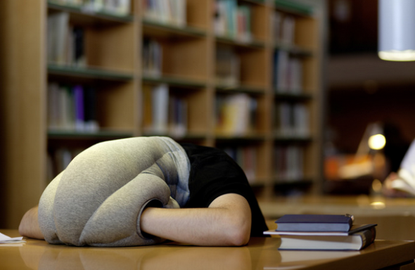 Ostrich Pillow – 讓你舒舒服服伏着睡