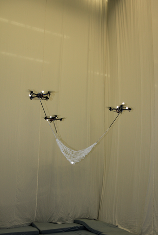 四螺旋飛行器合作拋波接波都得，靈活地在空中飛翔