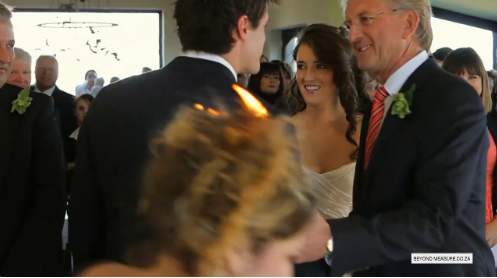 攝影師不慎於婚禮上燒著頭髮