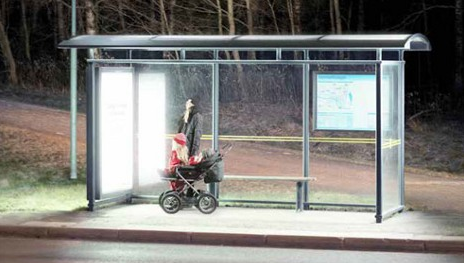 黑夜不再來   瑞典巴士站加設光療燈對抗黑暗嚴寒