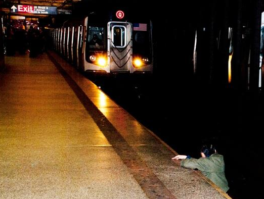 被指淨影相唔救人 攝影師拍下男子被列車撞前一刻